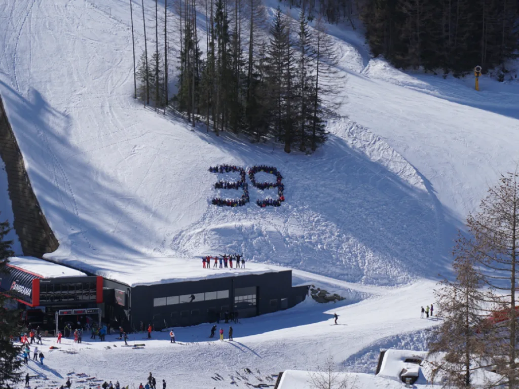 Die Zahl 39 im Schnee oberhalb der Bergstation.